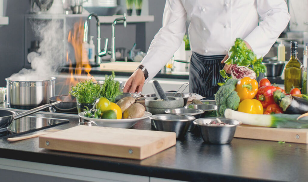 Chef prepara piatti genuini con ingredienti freschi