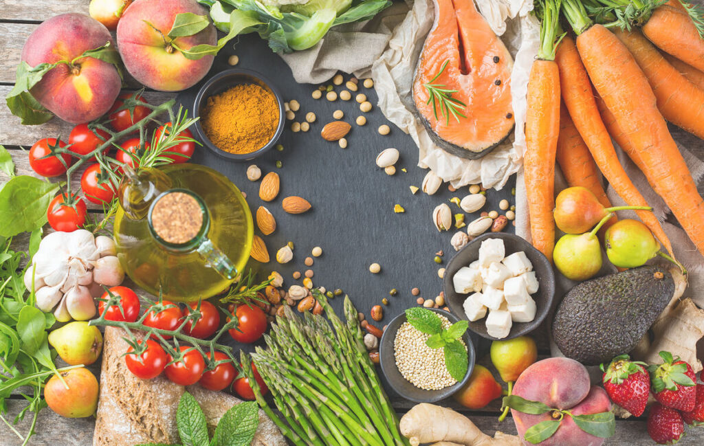 Cibo di qualità e ingredienti freschi sulla tavola